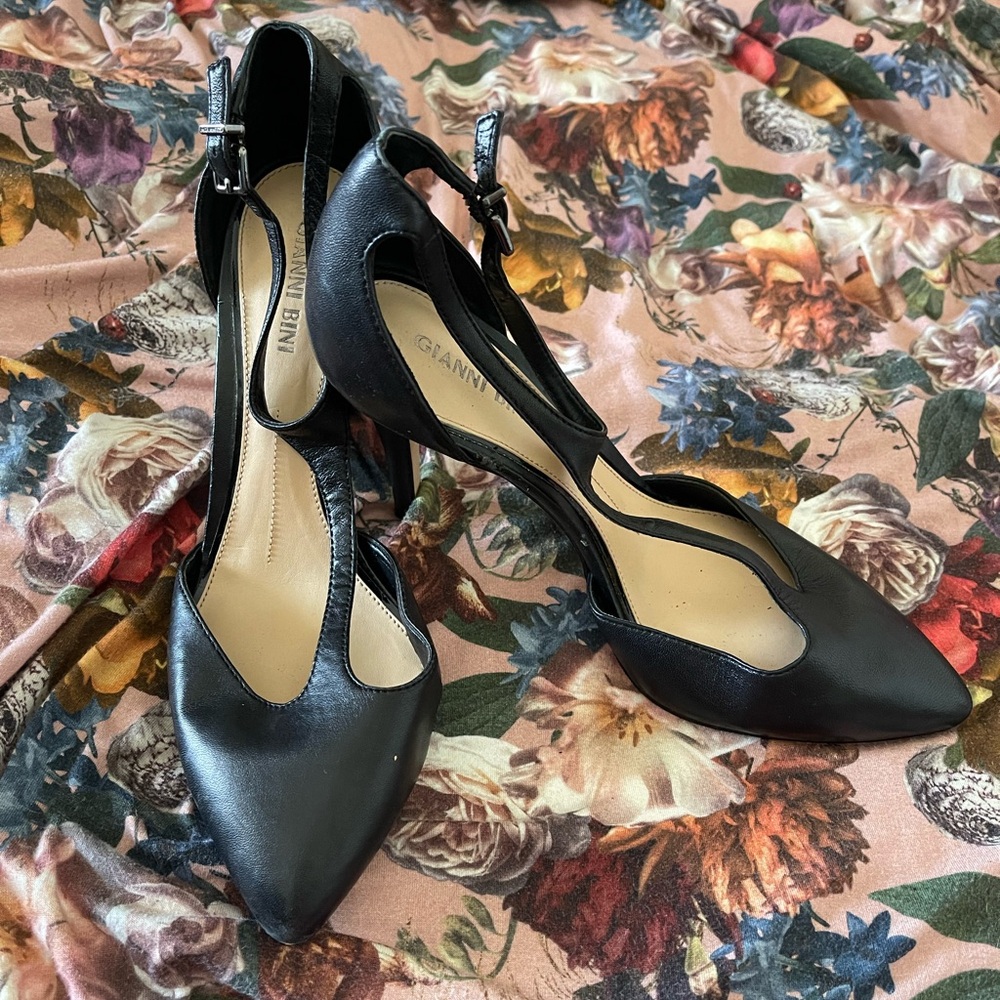 Gianni Bini Black Heeled Shoes with Sophisticated Design